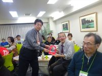 金貨イベント東北本部長　櫻井 一幸さんが抽選田中 洋さんが、くじらジャーキーを的中！