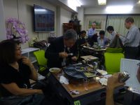 懇親会「暴走祭」の様子時間いっぱいとなり、食事をかきこむ支部長