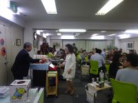 懇親会「暴走祭」の様子初日振るわなかった方には、土屋支部長より「上り銚子（調子）」の切符御守りをプレゼント！