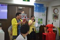 1回戦　最高得点賞発表司会　西川 鶴子プレゼンター　泉 奏生
