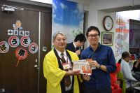 金貨イベント当選（鯛せんべい）、岡本 悠汰さん、プレゼンター土屋千葉支部長