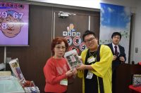 金貨イベント当選（ぶっかけ海苔めし）、山口 惠さん。プレゼンターは千葉大学競技麻雀部部長、泉 奏生さん。