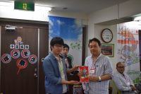 金貨イベント当選（くじらのたれ）、清水 豊さん。プレゼンターは千葉大学競技麻雀部ちゅんま部長、野﨑 佑磨さん。