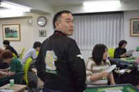中国、テンセントの大会参加時の記念品を着た新谷 秀隆さん。