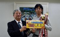 第113回千葉支部月例会　冠軍　大堀 龍一　プレゼンター土屋 政士