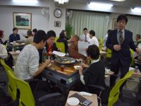 暴走祭（懇親会）の様子途中成績などを手にチーム名やクイズなどをみんなと相談
