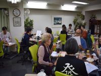 暴走祭（懇親会）の様子途中成績などを手にチーム名やクイズなどをみんなと相談