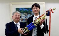 第13回グランドチャンピオン戦　冠軍　根本 卓也　プレゼンター　土屋 政士