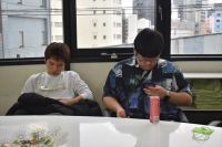 スマホをいじる千葉大生