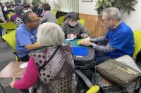 チームメンバーと談笑