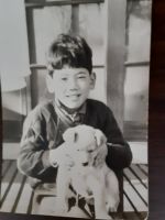コロちゃん（飼い主：千々岩 裕さん）およそ60年前の写真です。お坊ちゃまは私です。番犬の位置付けでしたが、飼い主に忠実でしかも可愛かった思い出があります。